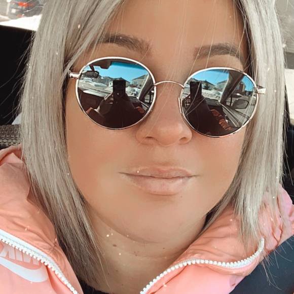 Meet your Posher, Caroline - Picture 1 of 1